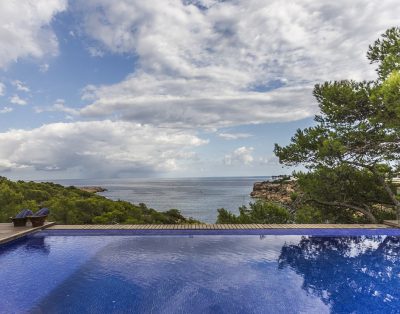 Waterfront 5 Bedroom Holiday Home with Pool, nestled in a Secluded Spot